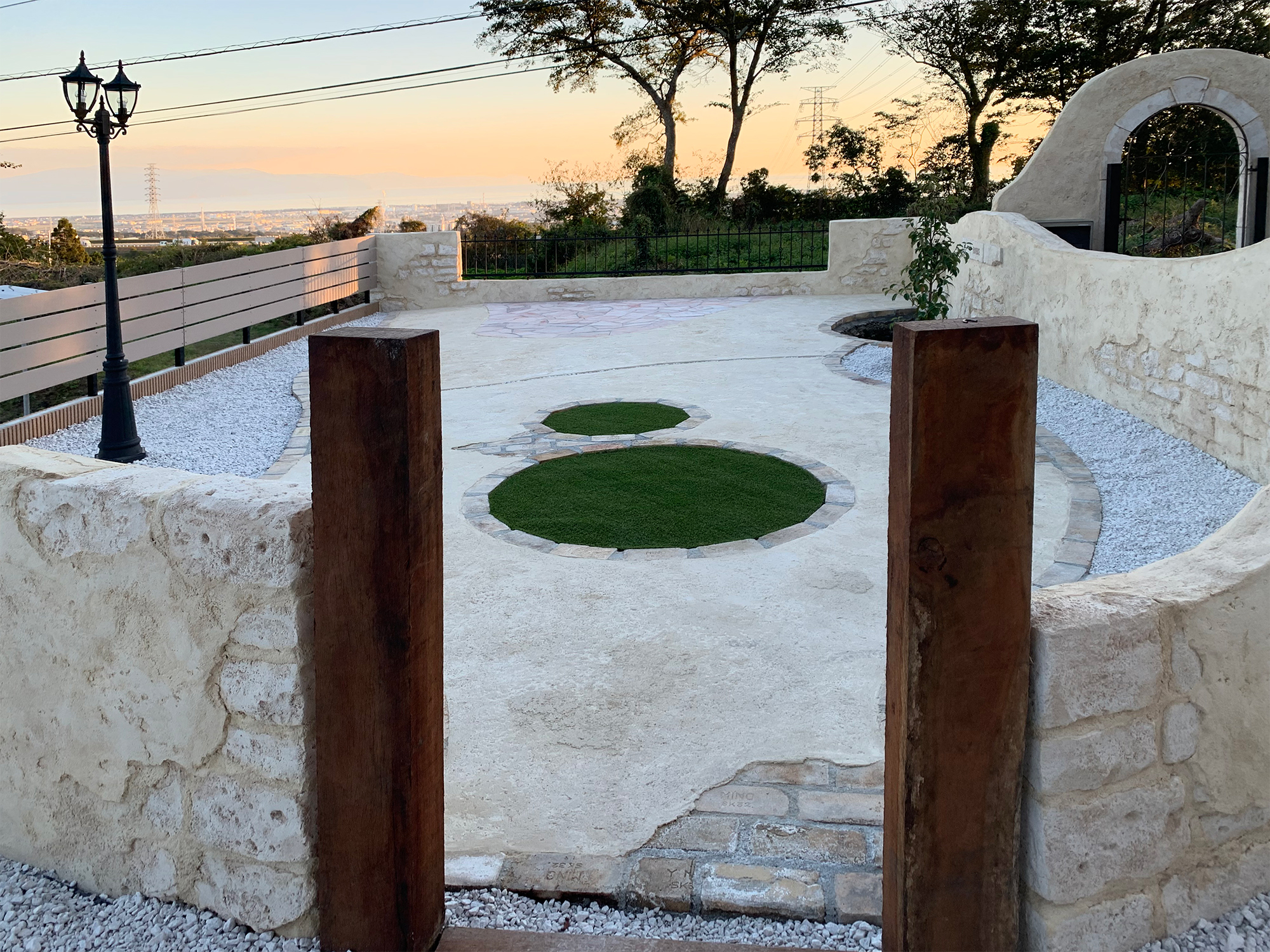 手造り感溢れるフレンチアンティーク風ガーデン